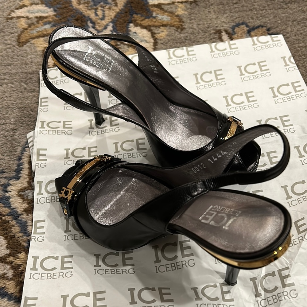 Ice Iceberg beautiful very dress sandals.